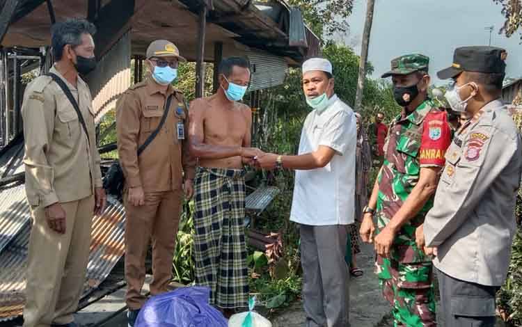 Legislator Kapuas ini Bantu Korban Musibah Kebakaran Rumah di Anjir