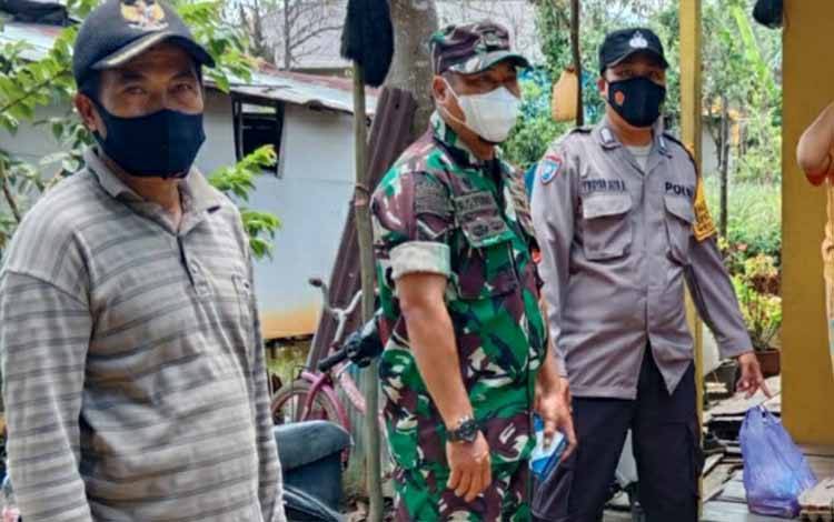 Polsek Basarang Bersama Petugas PPKM Salurkan Bantuan Sembako kepada Warga Jalani Isoman