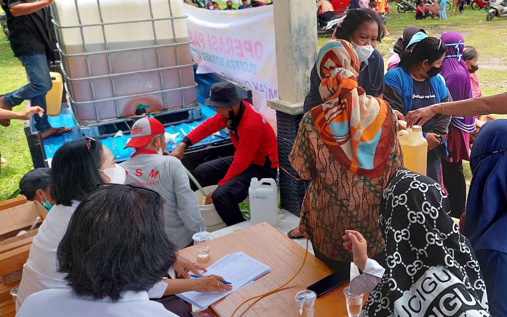 Warga Antusias Sambut Operasi Pasar Minyak Goreng PT CBU di Kelurahan Petuk Katimpun