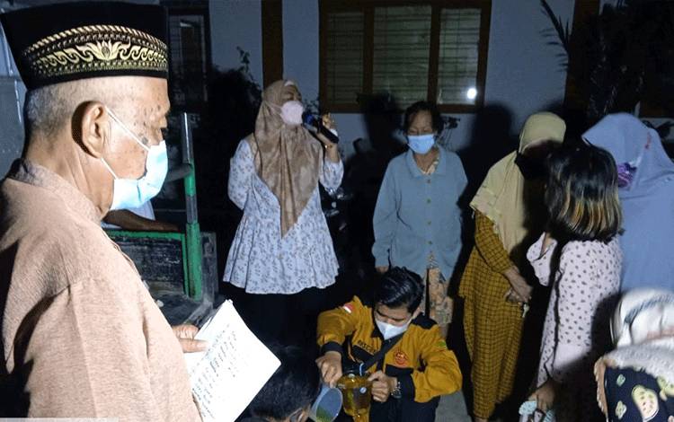 Warga Kelurahan Panarung Rela Antre Hingga Tengah Malam Beli Minyak Goreng Produksi PT CBU