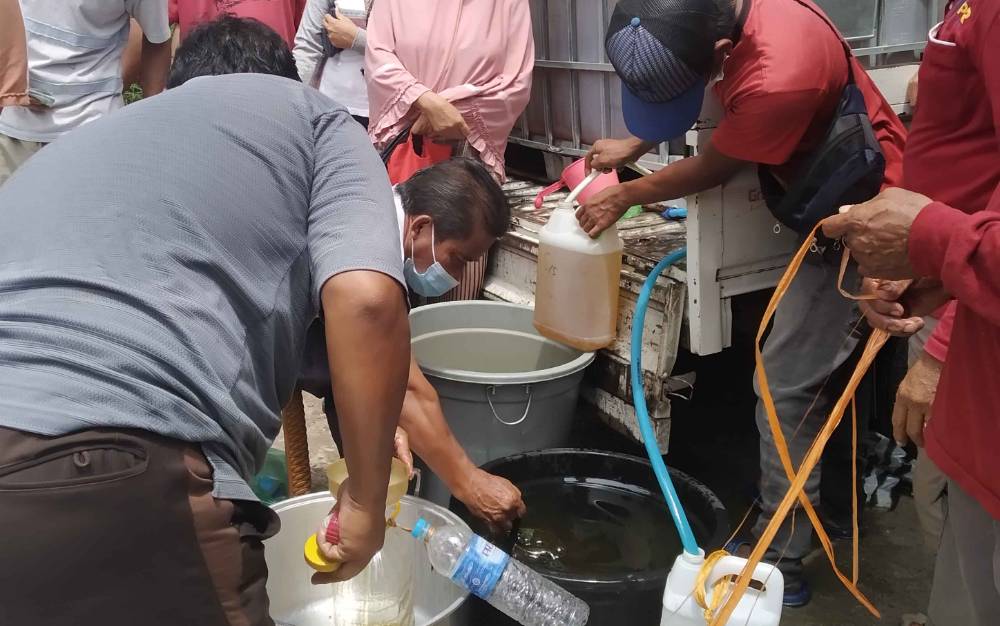 Rasakan Manfaat Operasi Pasar Minyak Goreng, Warga Kereng Bangkirai Ucapkan Terimakasih untuk H Abdul Rasyid AS dan PT CBU