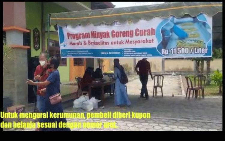 VIDEO: Warga Antusias Antre Minyak Goreng Murah dari PT. CBU