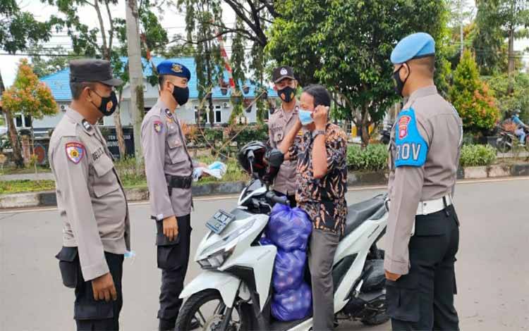 Satlantas Polres Kapuas Beri Imbauan Prokes di Hari Kedua Operasi Keselamatan Telabang