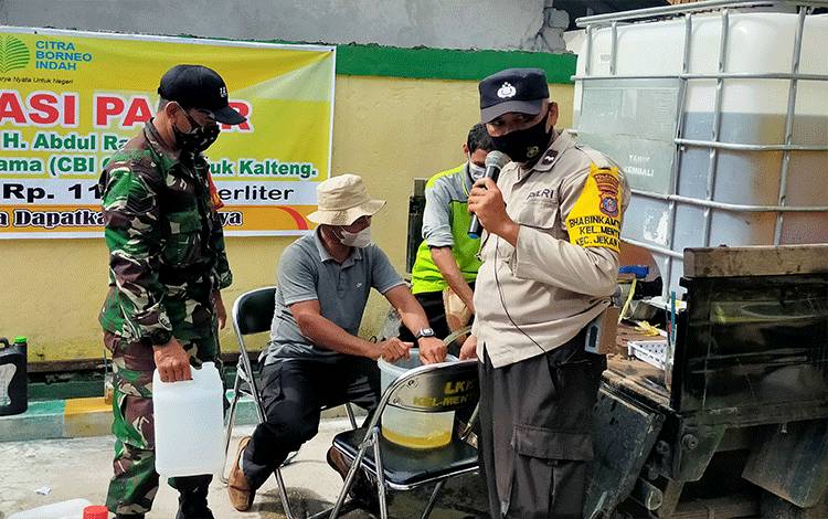 Bhabinkamtibmas Amankan Operasi Pasar Minyak Goreng di Kelurahan Menteng