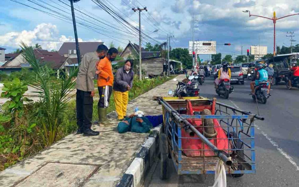 Diduga Disengat Tawon, Pria ini Tergeletak di Pinggir Jalan