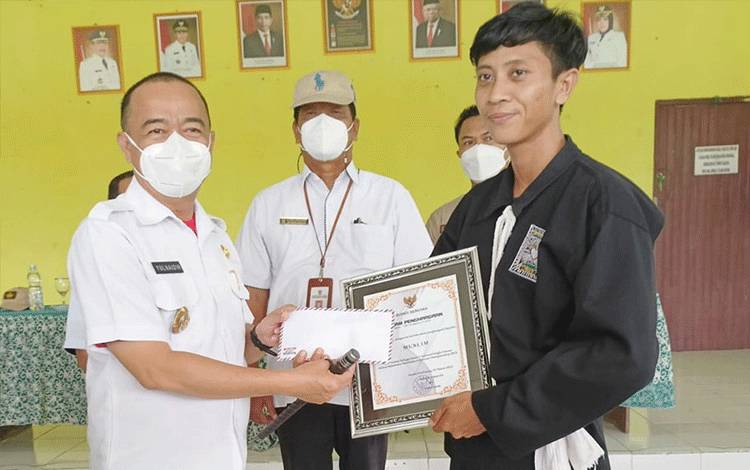 Sabet Juara Tingkat Nasional Atlet Nuchaku Terima Penghargaan dari Bupati Seruyan