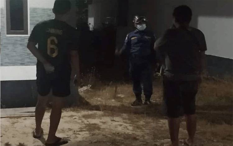 King Kobra Nongol saat Asyik Nongkrong dengan Tetangga