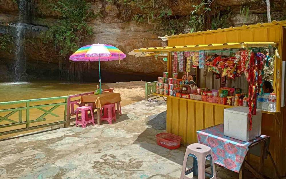 Dapat Kesempatan Berjualan di Kawasan Air Terjun Batu Mahasur, Pedagang ini Bahagia