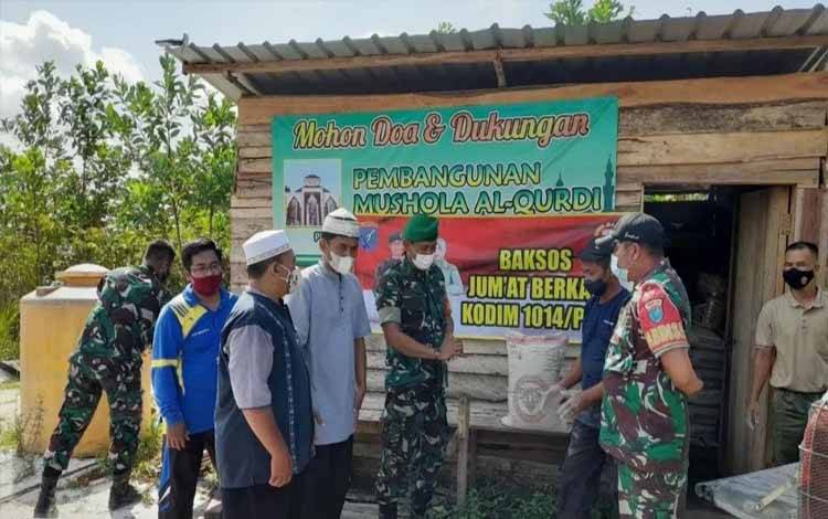 Pasi Ter Kodim Pangkalan Bun Serahkan Bantuan Bahan Bangunan untuk Mushala Al Qurdi