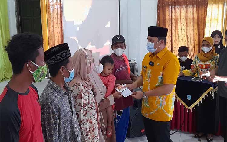 Pemkab Lamandau Bentengi Pelaku Usaha Ekonomi Kreatif dengan Pemberian Tambahan Modal