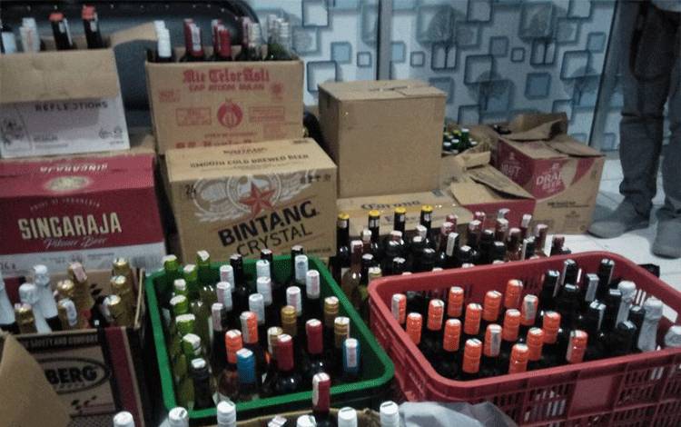 Polisi Sita Ribuan Botol Minuman Keras Bermerek di Mandalika