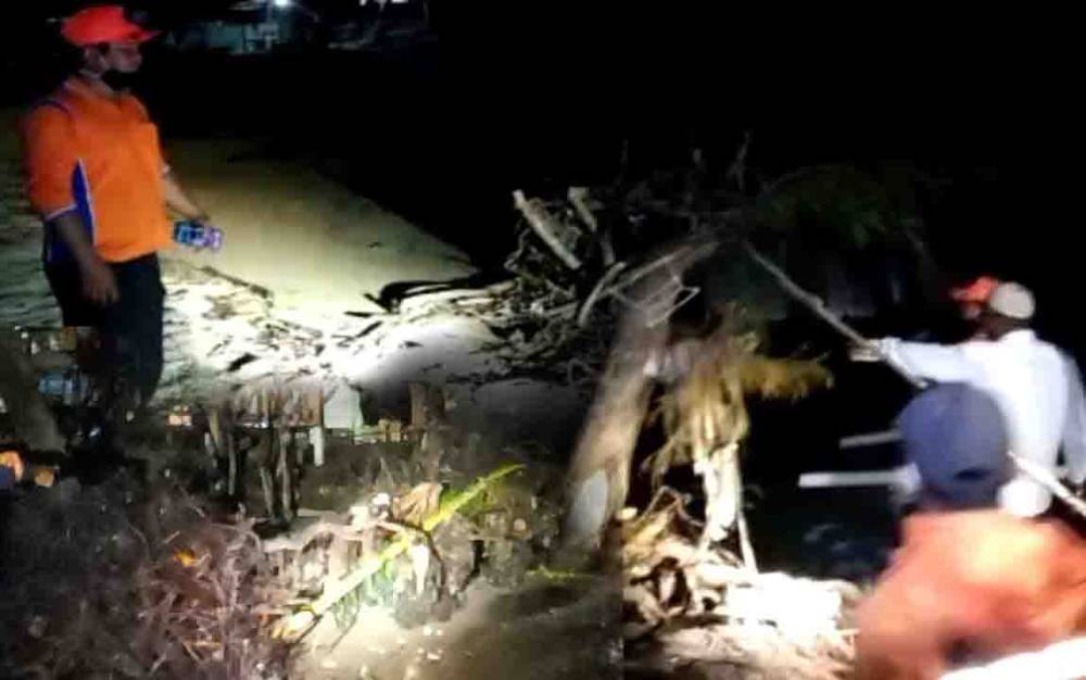 Gelombang Pasang Hantam 8 Gazebo Usaha Kuliner di Pesisir Keraya