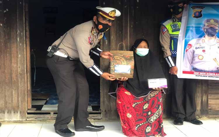Operasi Keselamatan Telabang, Satlantas Polres Seruyan Bagikan Sembako