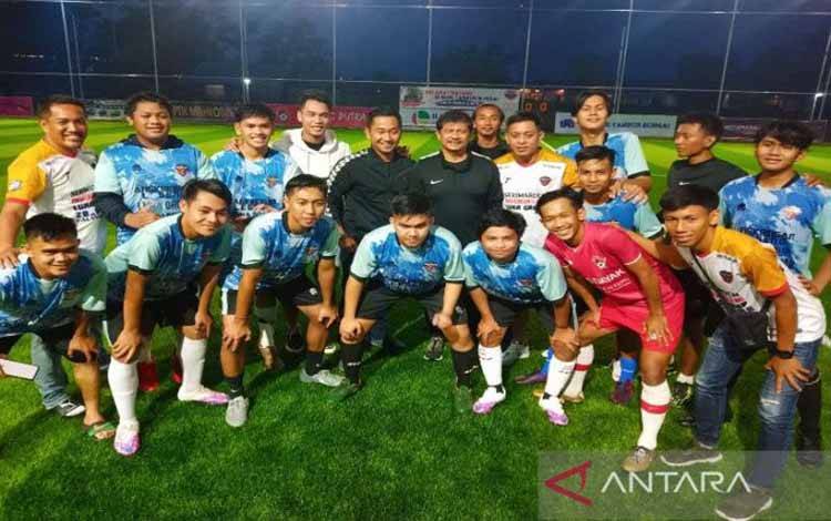 Indra Sjafri Berbagi Ilmu kepada Pesepak Bola Muda Kalteng