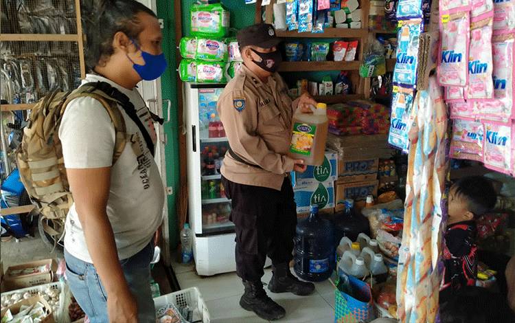 Polsek Kapuas Murung Cek Minyak Goreng Antisipasi Penimbunan