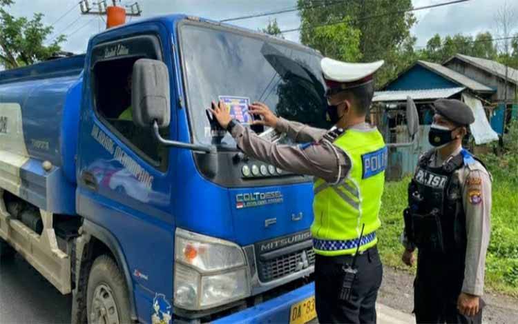Satlantas Polres Kapuas Tempelkan Stiker Berisi Pesan Moril Operasi Keselamatan Telabang