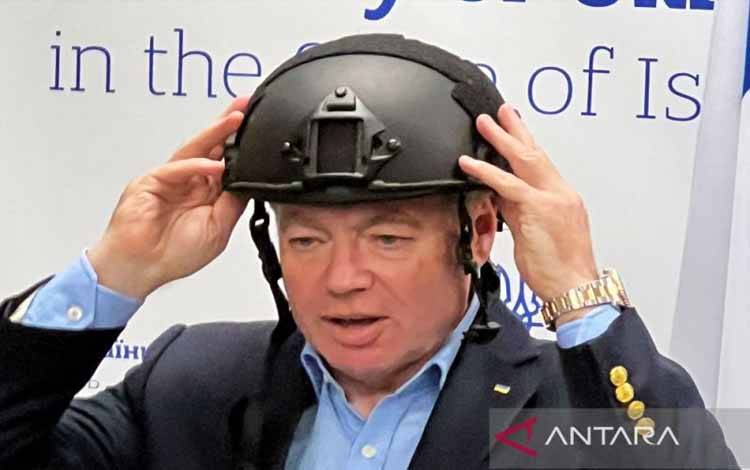 Kesal dengan Israel, Dubes Ukraina Kenakan Helm saat Jumpa Pers