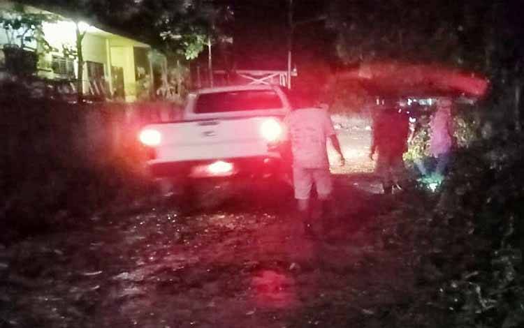 Tanggapi Laporan Warga, TRC BPBD Damkar Barito Timur Bersihkan Pohon Tumbang