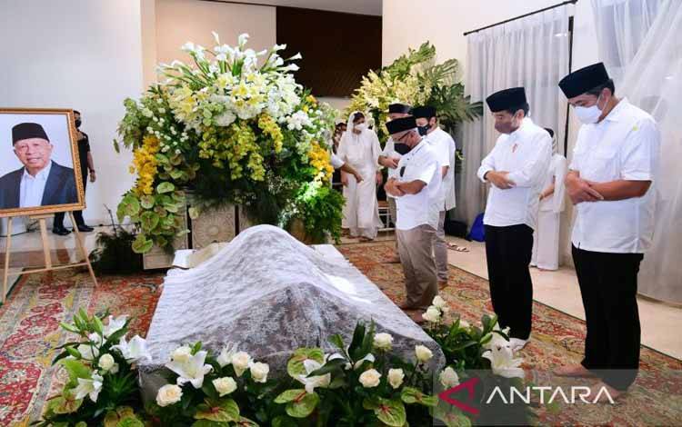 Presiden Jokowi Takziah ke Rumah Duka Almarhum Arifin Panigoro