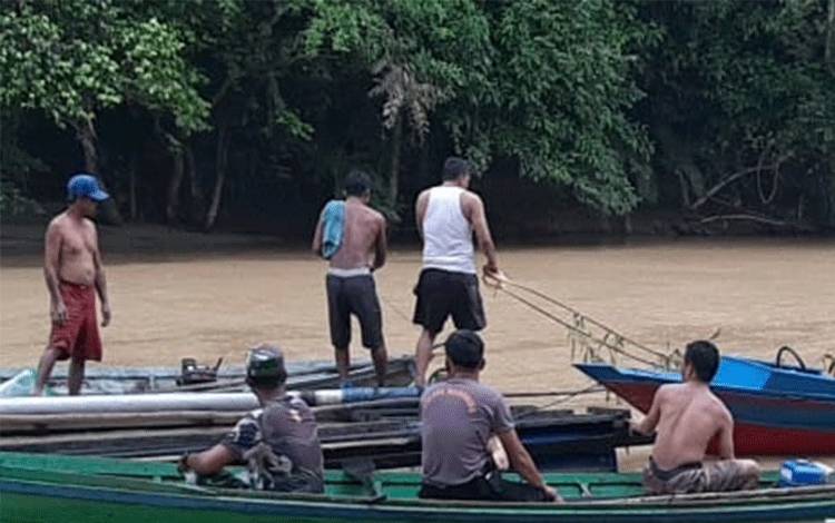 Seorang Remaja Perempuan di Gunung Mas Terseret Arus Sungai Manuhing saat Berenang