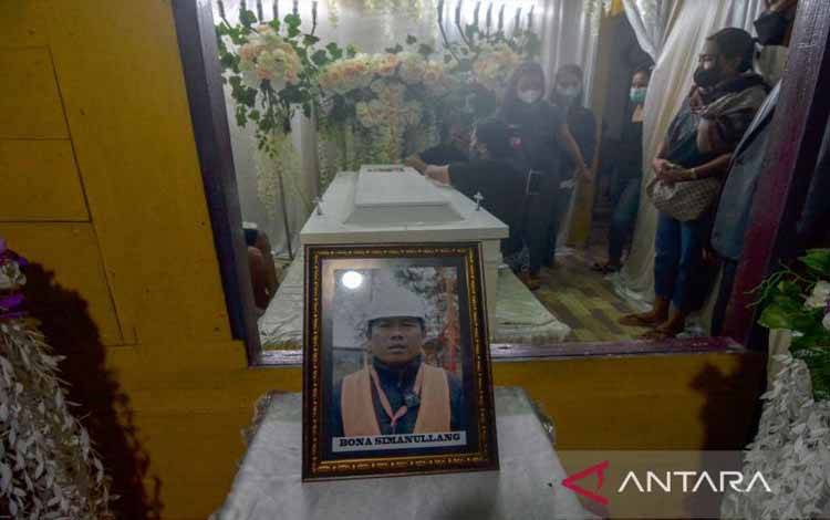 Isak Tangis Keluarga di Palu Jemput Jenazah Korban Penembakan KKB