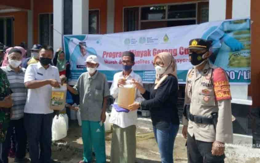 Anggota Polsek Kolam Bantu Pengamanan Pembagian Program Minyak Goreng Curah dari PT CBU