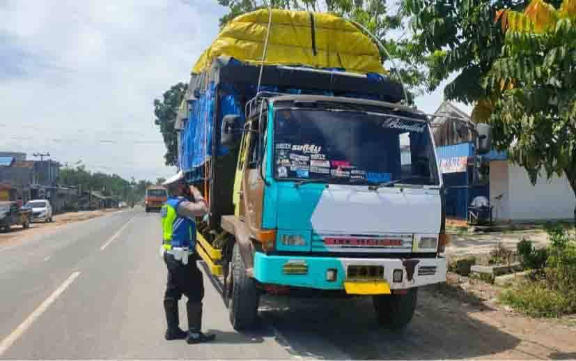 Satlantas Polres Kobar Tilang Angkutan Bermuatan Lebihi Kapasitas