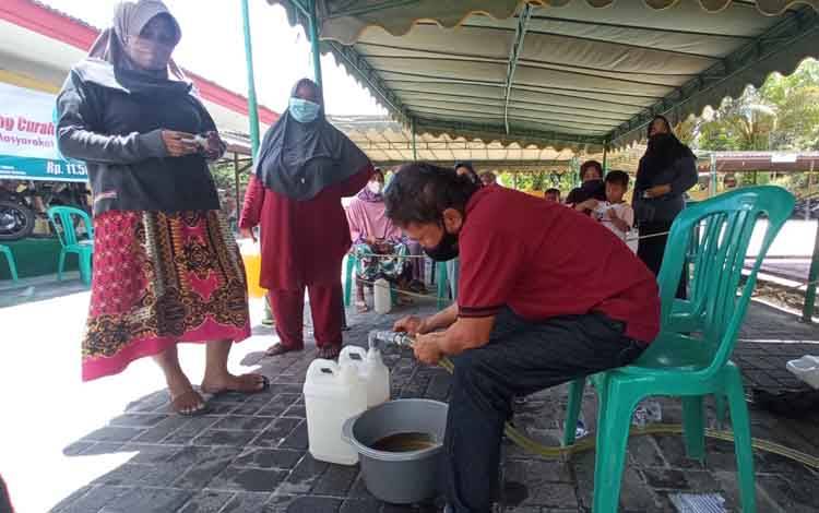 1400 Warga Kecamatan Kumai Dapat Jatah Membeli Minyak Goreng Curah Produksi PT CBU