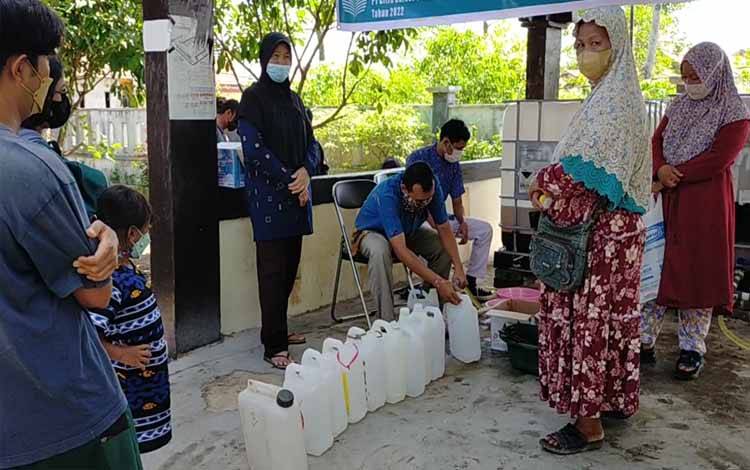 Operasi Pasar Minyak Goreng PT CBI Bantu Pelaku UMKM di Baamang