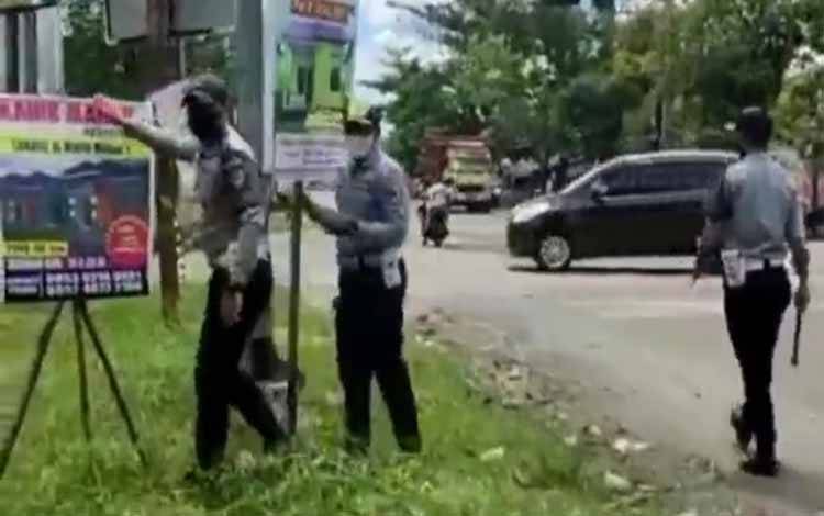Dishub Palangka Raya Copot Spanduk Ganggu Lampu Lalu Lintas