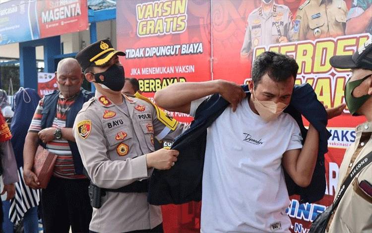 Tingkatkan Tertib Lalu Lintas, Kapolres Kobar Beri Rompi untuk Tukang Ojek