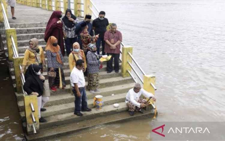 Pemkab dan Kesultanan Kukar - Paser Dukung Prosesi Kendi Nusantara