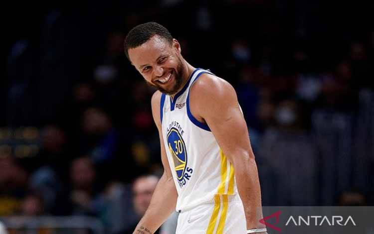 Stephen Curry Capai 20 Ribu Poin dengan Tembakan Keahliannya