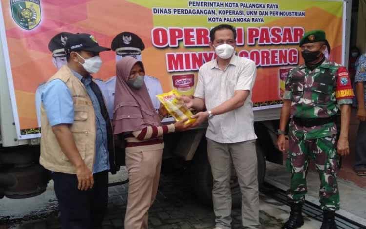 TNI Dampingi Operasi Pasar Murah Minyak Goreng Disperindag