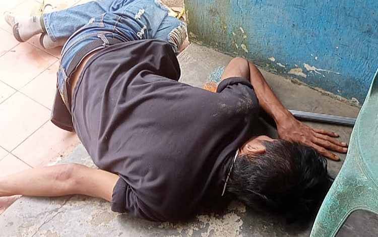 Pria Mabuk Tergeletak Dekat ATM Kantor Bupati Barito Timur