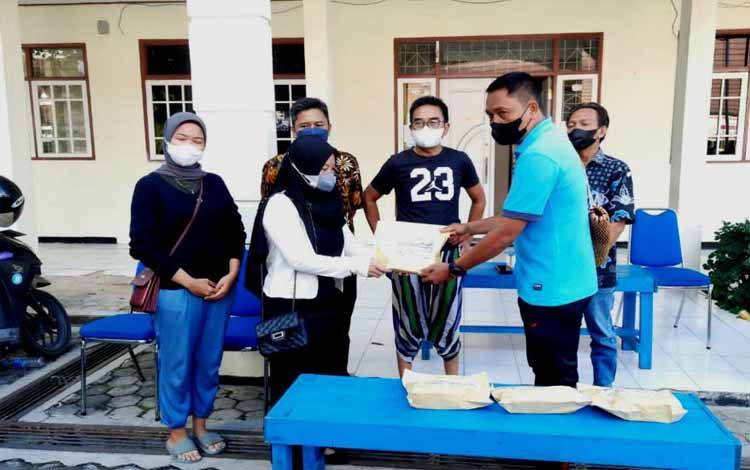 Karang Taruna dan Relawan Gen Batara Serahkan Bantuan Korban Kebakaran