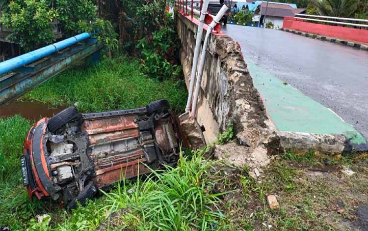 Mobil Terjun ke Pinggir Sungai di Basarang