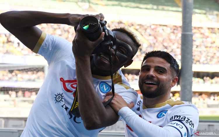 Napoli Tempel Terus AC Milan Usai Menang Tipis 2-1 atas Hellas Verona