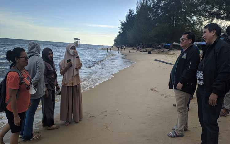 Kebersihan Pantai Ujung Pandaran Harus Terus Diperhatikan