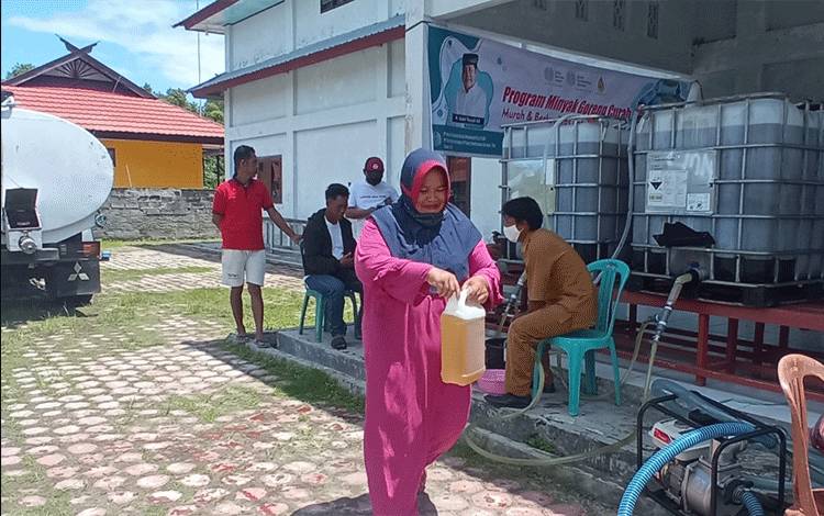 Desa Kubu dan Teluk Bogam Jadi Sasaran Operasi Pasar Minyak Goreng Curah Produksi PT. CBU
