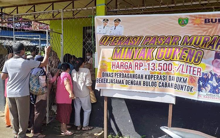 Dinas Perdagangan Gelar Operasi Pasar Minyak Goreng di Ampah