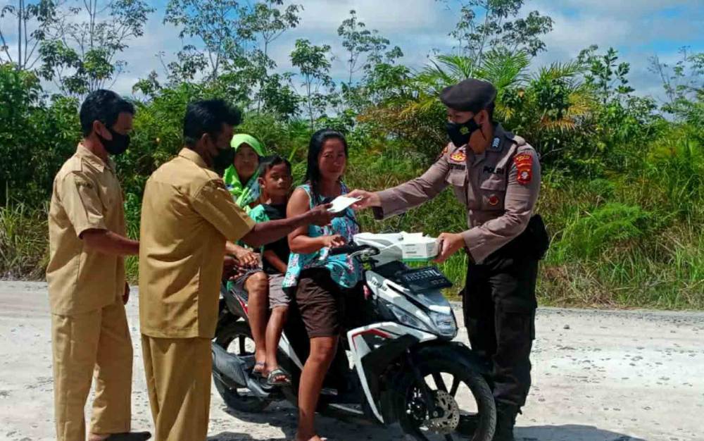 Tingkatkan Penerapan Prokes, Polsek Timpah Bagikan Masker Kepada Warga