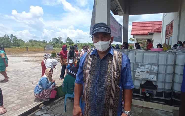 Operasi Pasar Minyak Goreng Produksi PT. CBU Diapresiasi Positif Kades Kumpai Batu Bawah