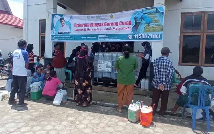 Operasi Pasar Minyak Goreng Produksi PT CBU Terus Dilakukan, Kawasan Pinggiran Kota Pangkalan Bun Jadi Sasaran Kegiatan