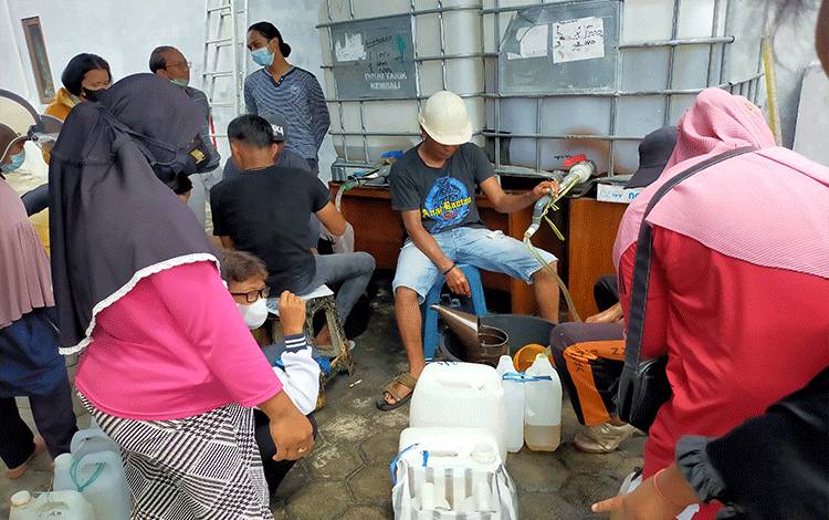 Penjual Aneka Gorengan Merasa Terbantu Adanya Operasi Pasar Minyak Goreng Murah PT CBU