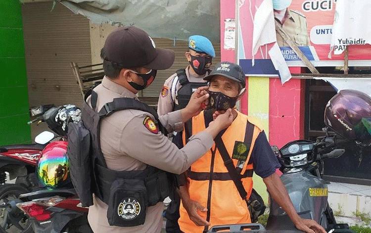 Personel Polsek Seruyan Hilir Gelar Operasi Yustisi di Pasar Kuala Pembuang