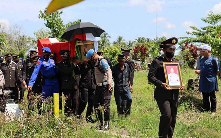 Kapolres Kapuas Pimpin Upacara Pemakaman Anggota, Beri Penghormatan Terakhir