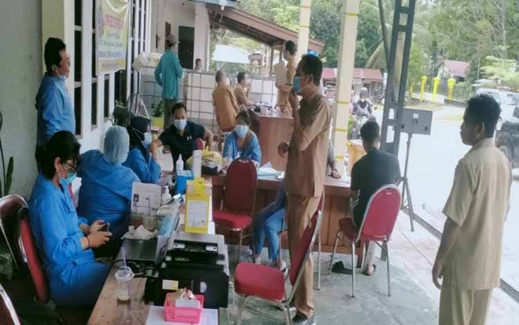 Operasi Pasar Minyak Goreng PT CBU di Kecamatan Bukit Batu Disertai Vaksinasi Covid-19