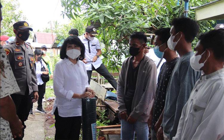 Bupati Pulang Pisau Salurkan Bantuan Alat Tangkap Ikan untuk KUB Jabiren Raya