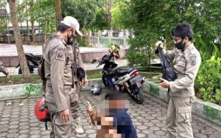 Satpol PP dan Damkar Kapuas Jaring Remaja Diduga Pesta Miras di Taman